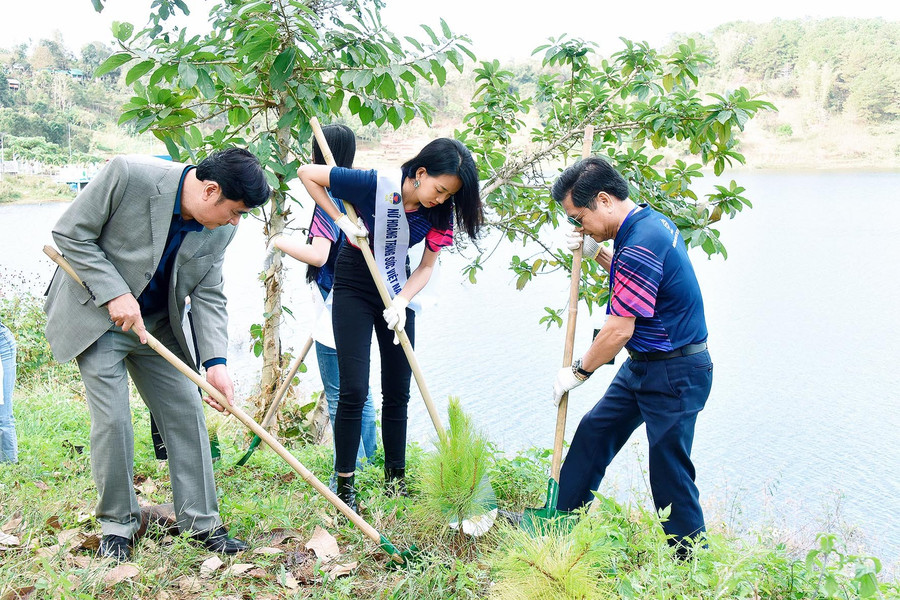 Ban tổ chức cuộc thi cùng thí sinh trồng cây tại khuôn viên Khu du lịch Biển Hồ. Ảnh: Đức Thụy Ban Tổ chức cuộc thi cùng thí sinh trồng cây tại khuôn viên Khu du lịch Biển Hồ. Ảnh: Đức Thụy