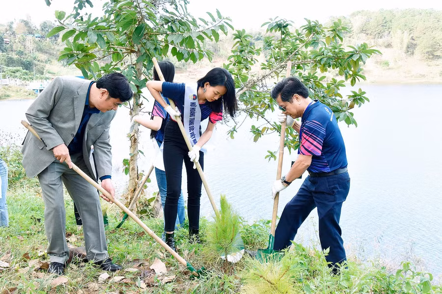 Ban Tổ chức cuộc thi cùng thí sinh trồng cây tại khuôn viên Khu du lịch Biển Hồ. Ảnh: Đức Thụy