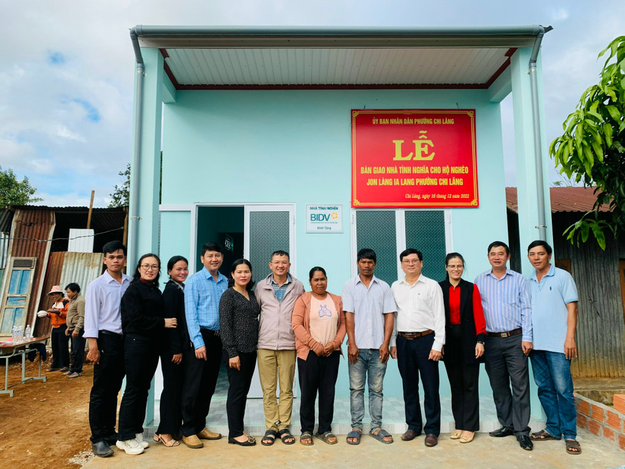 Lãnh đạo Đảng ủy, HĐND, UBND phường Chi Lăng, đại diện các Hội, đoàn thể của phương, BIDV Nam Gia Lai trao nhà cho gia đình ông Jon. Ảnh: Nhật Hào
