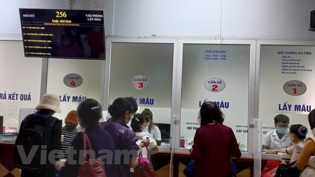 Bệnh nhân lấy máu xét nghiệm tại Bệnh viện Ung bướu Hà Nội. Ảnh: PV/Vietnam+