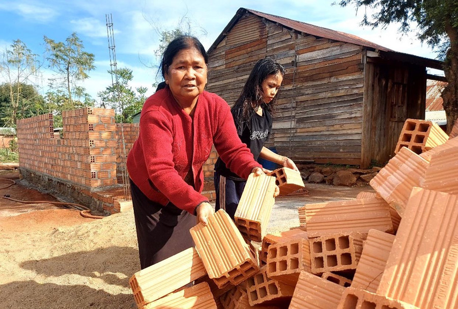  Mẹ và con gái của chị Nay HMen phụ giúp dọn mặt bằng để đổ vật liệu xây nhà mới. Ảnh: Thiên Di