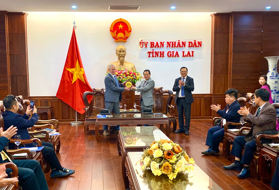 Đồng chí Hồ Phước Thành tặng quà lưu niệm cho ông Jelte Roelf Hoving-Giám đốc Tài chính VTI, Trung tâm Thương mại Thế giới tại thành phố Almere (Hà Lan). Ảnh: Hà Duy