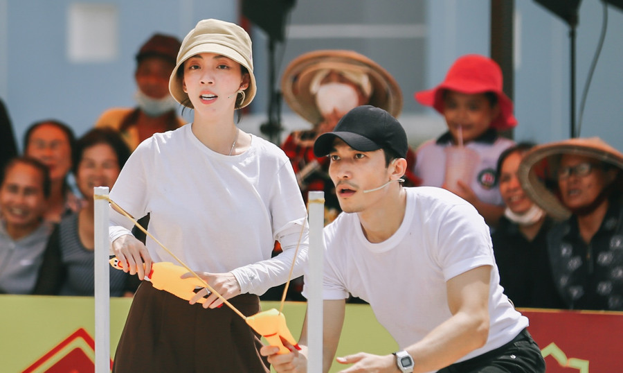 Liên Bỉnh Phát phối hợp cùng đàn chị Thu Trang để thực hiện các thử thách, mang về 100 triệu cho các hoàn cảnh khó khăn. Ảnh: BTC