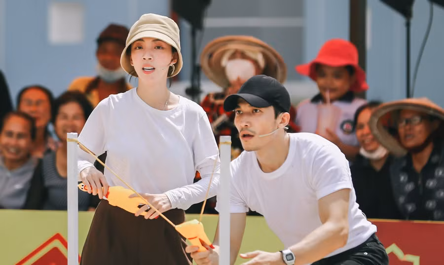 Liên Bỉnh Phát phối hợp cùng đàn chị Thu Trang để thực hiện các thử thách, mang về 100 triệu cho các hoàn cảnh khó khăn. Ảnh: BTC