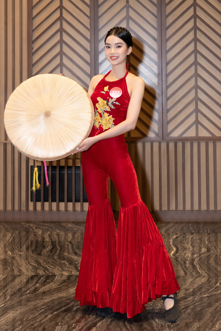 Bên cạnh những đối thủ mạnh về đàn, hát, Hoàng Hương Giang (SBD 177) đem đến tiết mục múa Kẽo cà kẽo kẹt. Trong từng điệu múa uyển chuyển, Hương Giang mang đến một phần trình diễn mãn nhãn. Ảnh: BTC