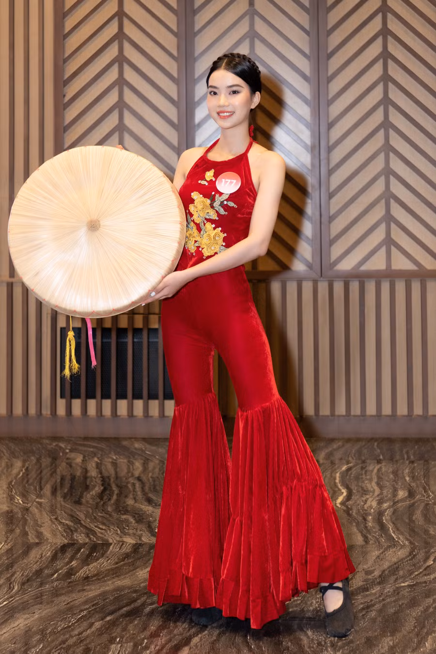 Bên cạnh những đối thủ mạnh về đàn, hát, Hoàng Hương Giang (SBD 177) đem đến tiết mục múa Kẽo cà kẽo kẹt. Trong từng điệu múa uyển chuyển, Hương Giang mang đến một phần trình diễn mãn nhãn. Ảnh: BTC