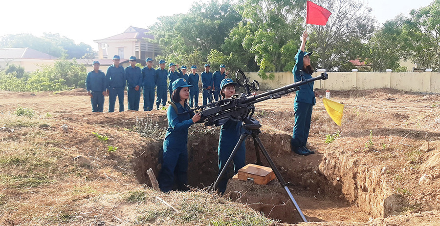  Nữ dân quân tự vệ huyện Đak Pơ huấn luyện trên thao trường. Ảnh: Vĩnh Hoàng