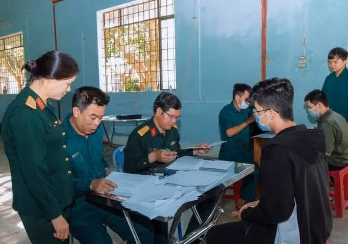 Hội đồng Nghĩa vụ quân sự thị xã An Khê tổ chức khám tuyển công dân nhập ngũ năm 2023. Ảnh: Vĩnh Hoàng