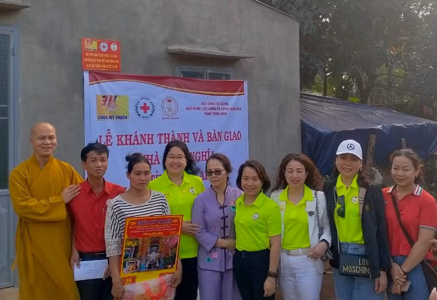 Quang cảnh lễ bàn giao nhà cho chị Rah Lan Mlar tại thôn Tốt Biơch. Ảnh: Nguyễn Tiến