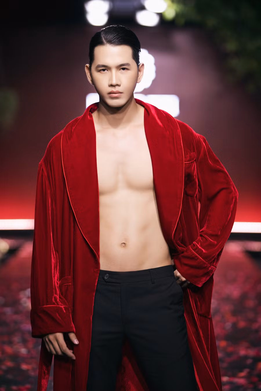 Sau Quý ông hoàn mỹ, Minh Kha có nhiều thay đổi, nỗ lực hoạt động ở những vai trò khác nhau. Người mẫu sinh năm 1993 cho biết anh tăng được 5kg và thường xuyên tập thể hình, rèn luyện thanh nhạc cùng kỹ năng diễn xuất để tự tin hoạt động nghệ thuật. Ảnh: Kiếng Cận