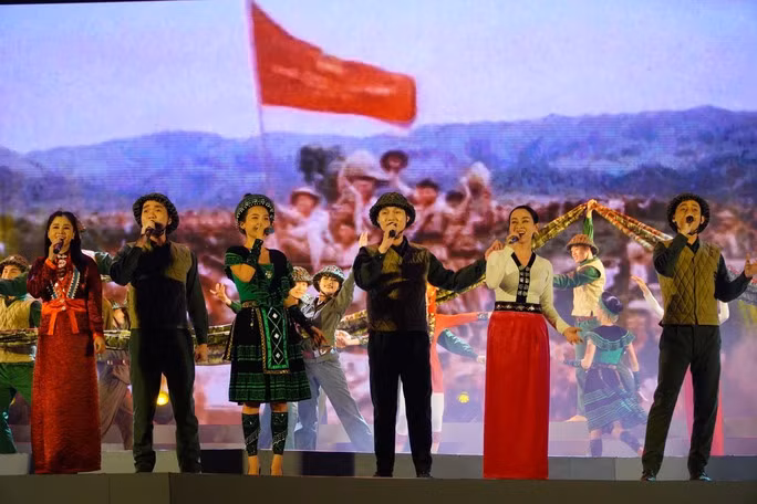 Tiết mục biểu diễn trong chương trình. Ảnh: Trần Thắng/Báo Người Lao động Tiết mục biểu diễn trong chương trình. Ảnh: Trần Thắng/Báo Người Lao động