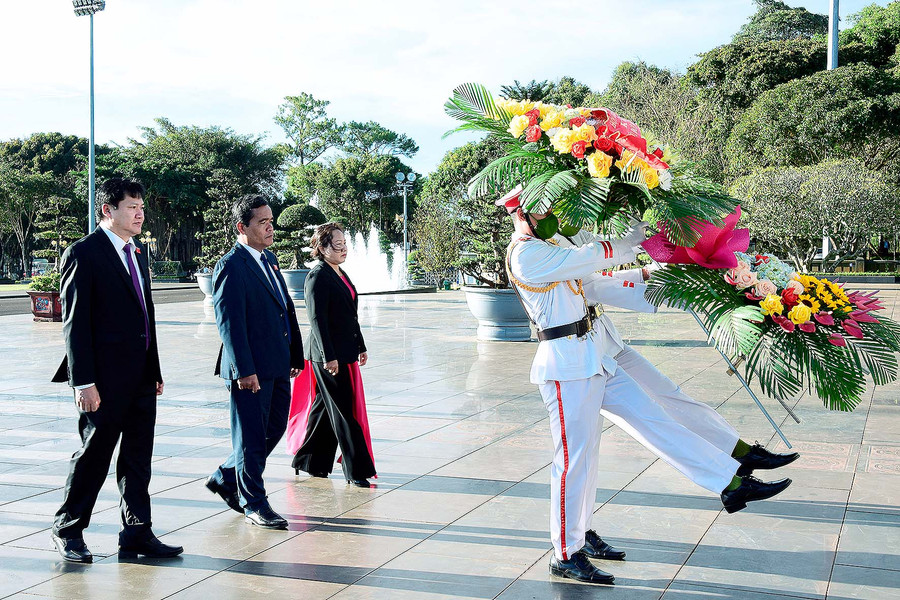 Các đại biểu HĐND tỉnh đã đến dâng hoa trước Tượng đài Bác Hồ với các dân tộc Tây Nguyên. Ảnh: Đức Thụy