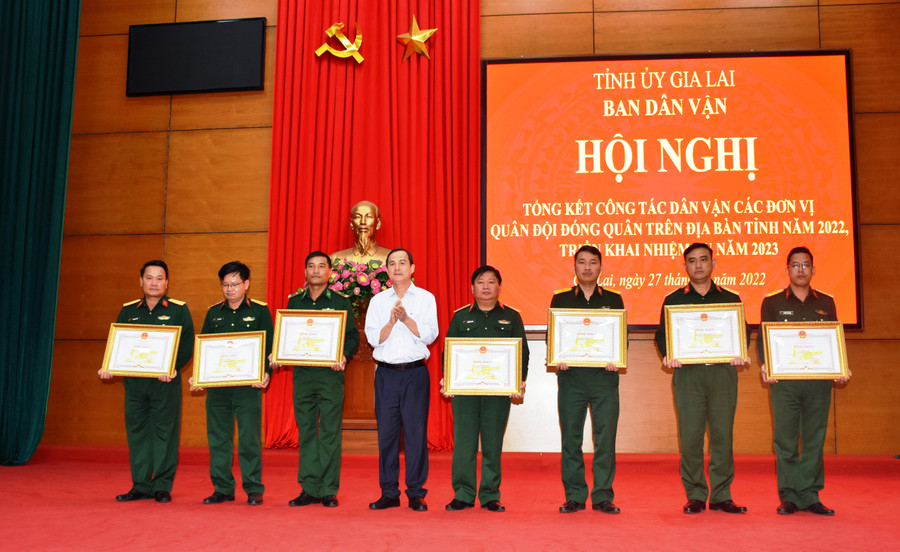 Trưởng ban Dân vận Tỉnh ủy Võ Thanh Hùng trao bằng khen của Chủ tịch UBND tỉnh cho các tập thể đạt thành tích xuất sắc trong thực hiện công tác dân vận trên địa bàn tỉnh năm 2022. Ảnh: Vĩnh Hoàng