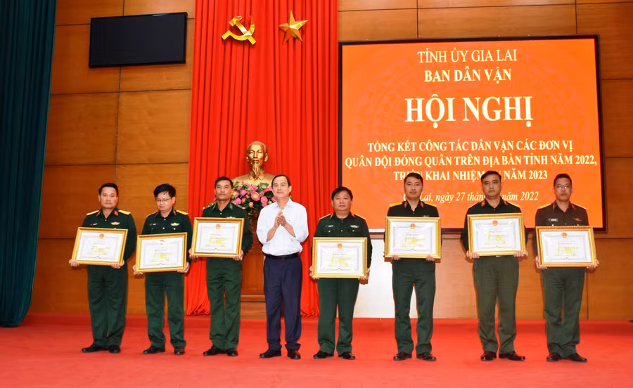 Trưởng ban Dân vận Tỉnh ủy Võ Thanh Hùng trao bằng khen của Chủ tịch UBND tỉnh cho các tập thể đạt thành tích xuất sắc trong thực hiện công tác dân vận trên địa bàn tỉnh năm 2022. Ảnh: Vĩnh Hoàng