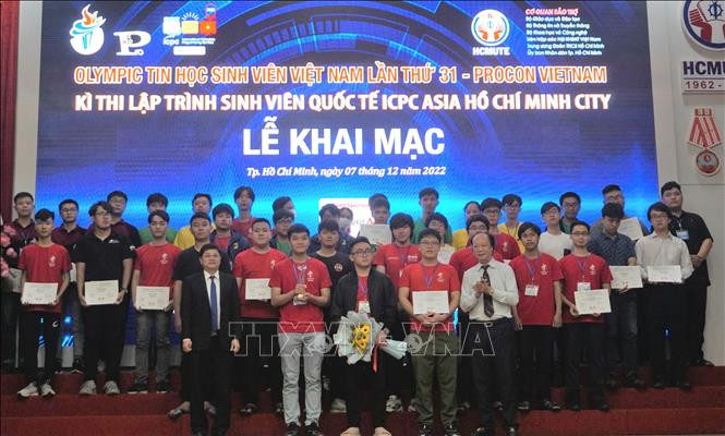 Đại diện Ban tổ chức khen thưởng các đội giành giải cao tại các vòng thi khu vực trong cả nước. Ảnh: Thu Hoài/TTXVN Đại diện Ban tổ chức khen thưởng các đội giành giải cao tại các vòng thi khu vực trong cả nước. Ảnh: Thu Hoài/TTXVN