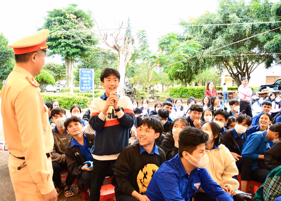 Bằng cách truyền đạt sinh động, các báo cáo viên đã lồng ghép nội dung tuyên truyền với các câu hỏi đố vui, các video về tình huống vi phạm mà học sinh thường gặp