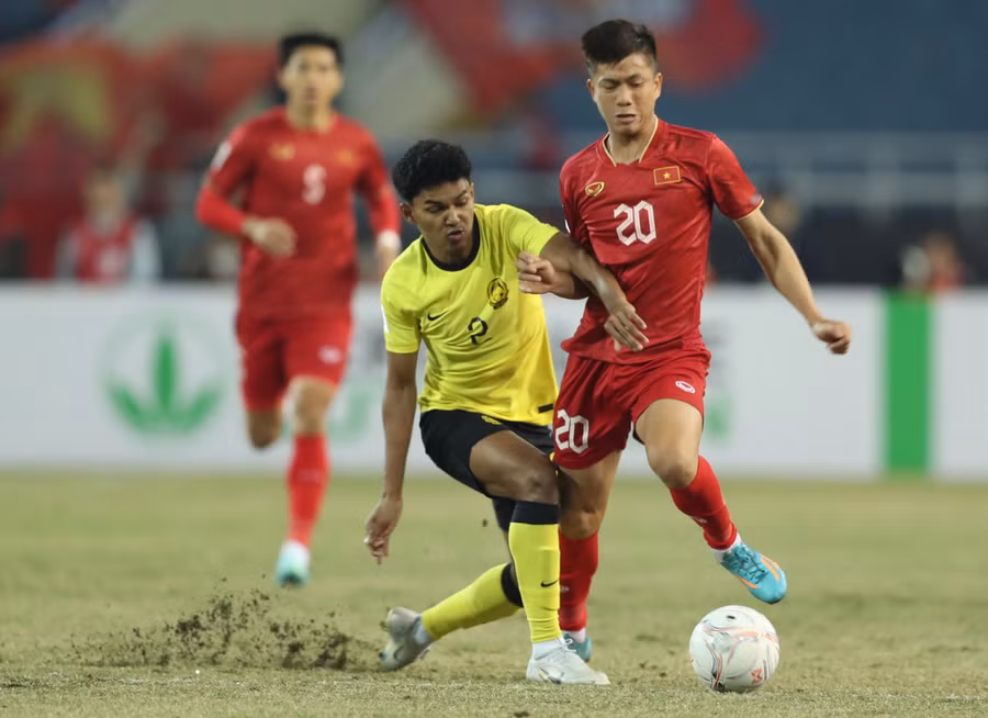 Trận đấu đã diễn ra căng thẳng với 2 tấm thẻ đỏ của đôi bên. Ảnh: Tuấn Hữu