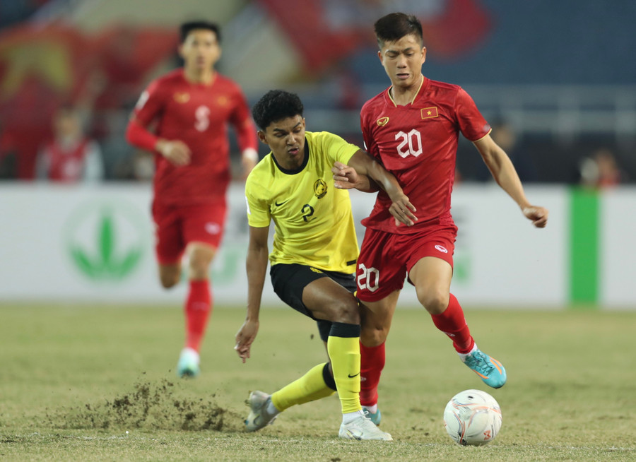 Trận đấu đã diễn ra căng thẳng với 2 tấm thẻ đỏ của đôi bên. Ảnh: Tuấn Hữu