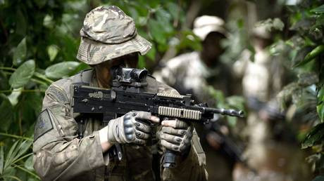 Lính Thủy quân Lục chiến Hoàng gia tham gia buổi huấn luyện trong rừng ở Ghana, ngày 5 tháng 10 năm 2013. Ảnh: RT Lính Thủy quân Lục chiến Hoàng gia tham gia buổi huấn luyện trong rừng ở Ghana, ngày 5 tháng 10 năm 2013. Ảnh: RT