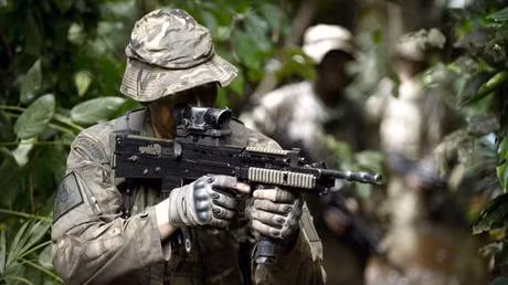 Lính Thủy quân Lục chiến Hoàng gia tham gia buổi huấn luyện trong rừng ở Ghana, ngày 5 tháng 10 năm 2013. Ảnh: RT