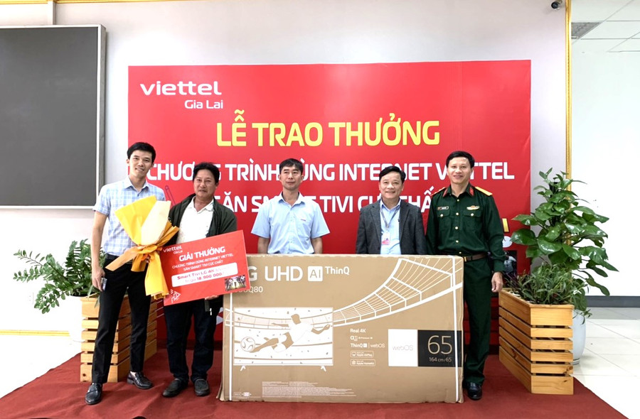 Lãnh đạo Viettel Gia Lai trao thưởng cho khách hàng may mắn trúng thưởng.