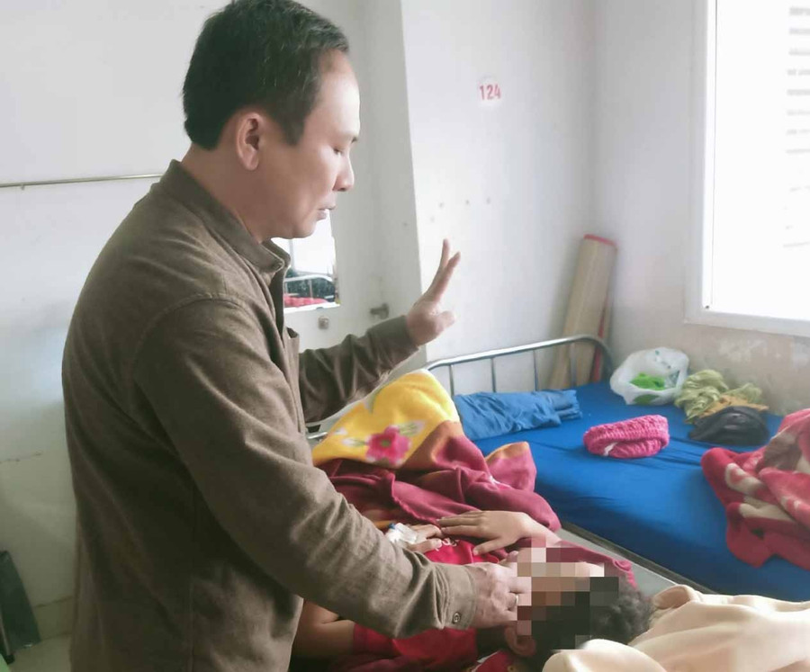 Bác sĩ đang kiểm tra thị lực cho cháu A. tại bệnh viện. Ảnh: Hoàng Bình Bác sĩ đang kiểm tra thị lực cho cháu A. tại bệnh viện. Ảnh: Hoàng Bình