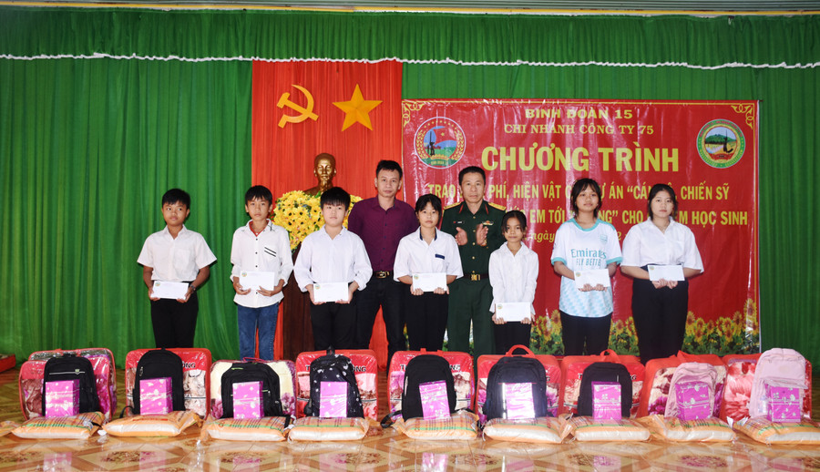 Trao hiện vật và kinh phí cho các em học sinh. Ảnh: Vĩnh Hoàng