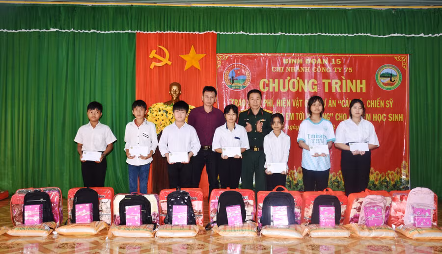 Trao hiện vật và kinh phí cho các em học sinh. Ảnh: Vĩnh Hoàng