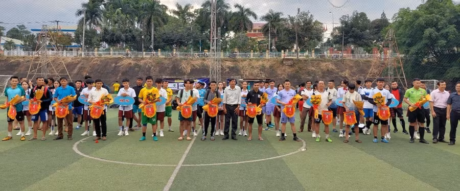 Ban tổ chức Giải trao cờ luân lưu và hoa cho các đội tham gia. Ảnh. Đinh Yến