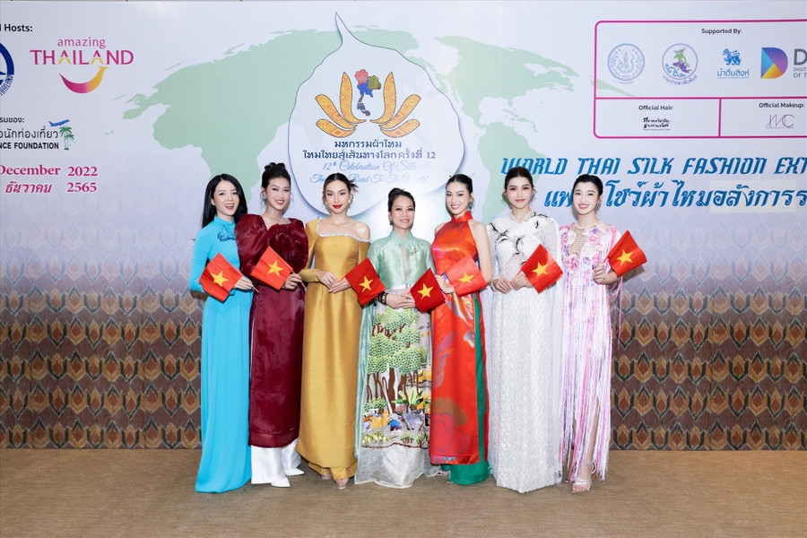 Thuỳ Tiên cùng dàn hoa hậu, á hậu Việt diện áo dài trên đất Thái. Ảnh: Sen Vàng