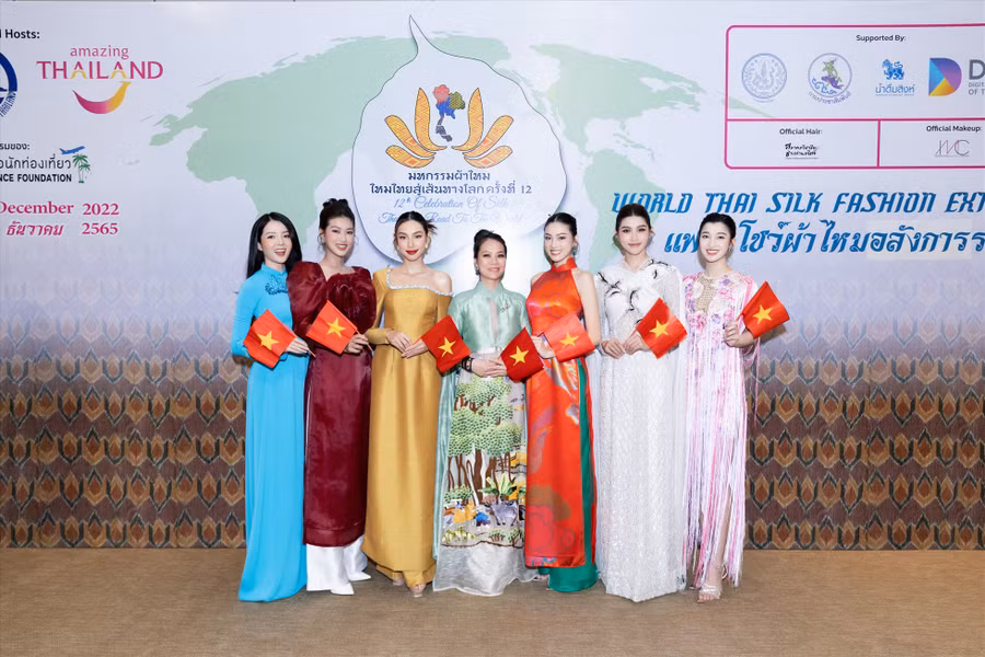 Thuỳ Tiên cùng dàn hoa hậu, á hậu Việt diện áo dài trên đất Thái. Ảnh: Sen Vàng