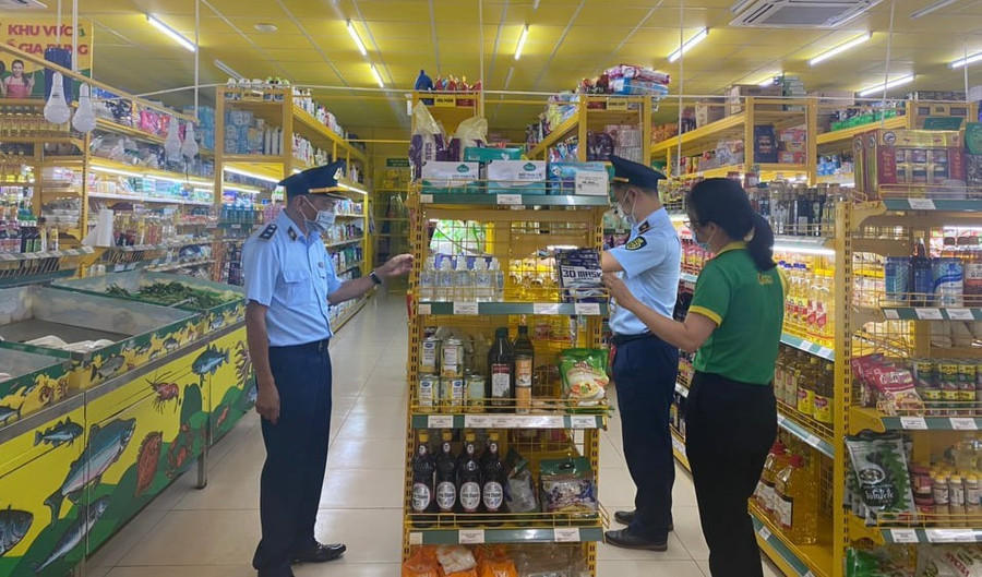 Lực lượng quản lý thị trường tỉnh Đắk Lắk kiểm tra 1 cơ sở kinh doanh trên địa bàn thời điểm cuối năm. Ảnh: Bảo Trung