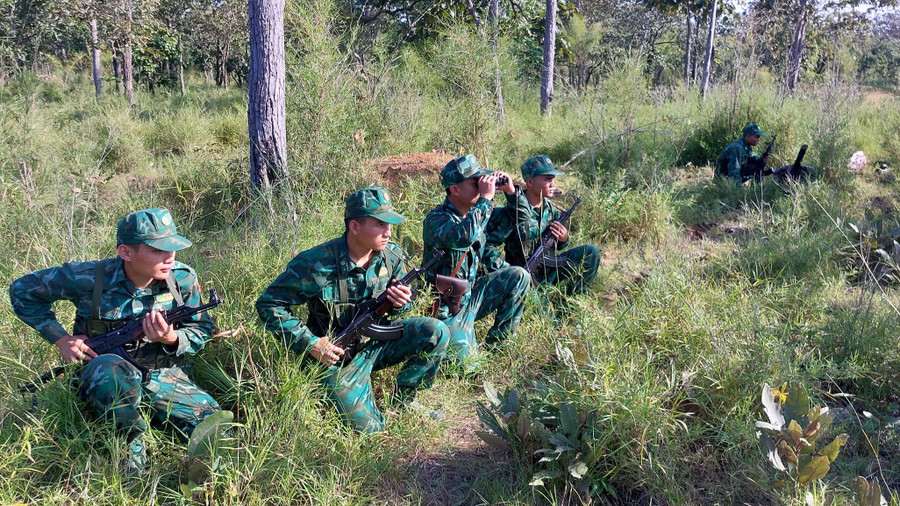 Cán bộ, chiến sĩ Đồn Biên phòng Ia Lốp (huyện Chư Prông) tuần tra bảo vệ biên giới dịp cuối năm. Ảnh: Vĩnh Hoàng