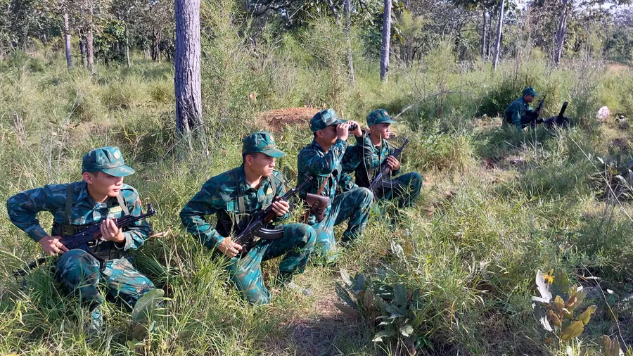 Cán bộ, chiến sĩ Đồn Biên phòng Ia Lốp (huyện Chư Prông) tuần tra bảo vệ biên giới dịp cuối năm. Ảnh: Vĩnh Hoàng