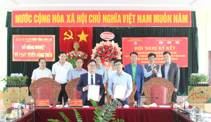  Hợp tác xã Nông nghiệp và dịch vụ Lam Anh (huyện Đak Đoa) ký kết biên bản ghi nhớ hợp tác liên kết sản xuất chanh dây với các doanh nghiệp. Ảnh: Nguyễn Diệp