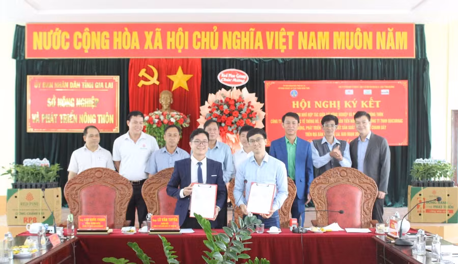  Hợp tác xã Nông nghiệp và dịch vụ Lam Anh (huyện Đak Đoa) ký kết biên bản ghi nhớ hợp tác liên kết sản xuất chanh dây với các doanh nghiệp. Ảnh: Nguyễn Diệp