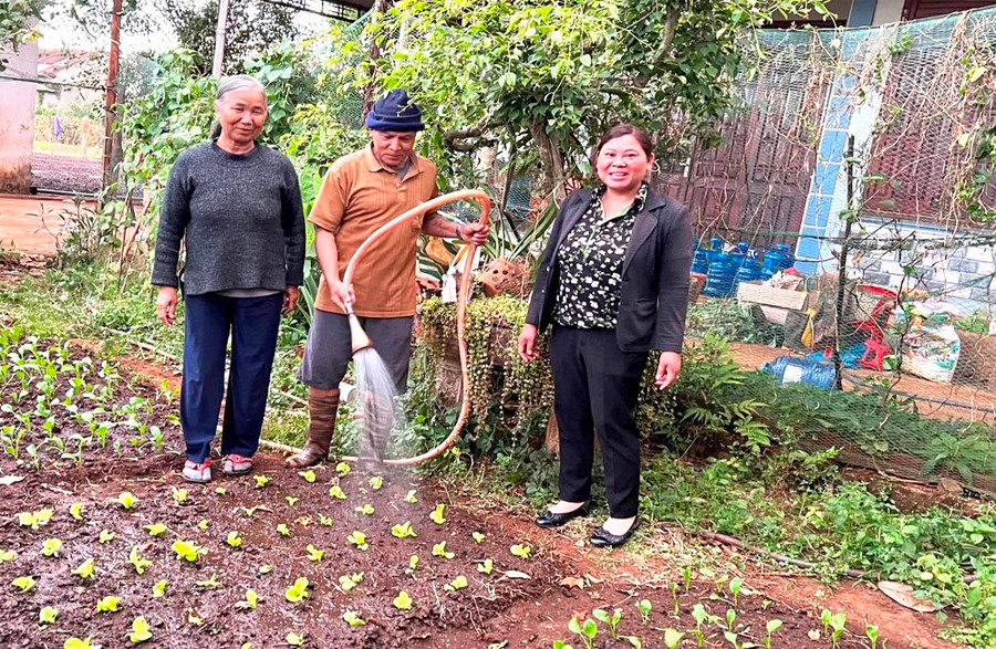 Bà Ksor H’Phách (bìa phải, Bí thư Chi bộ làng Brông) hướng dẫn người dân trồng rau sạch. Ảnh: Đinh Yến