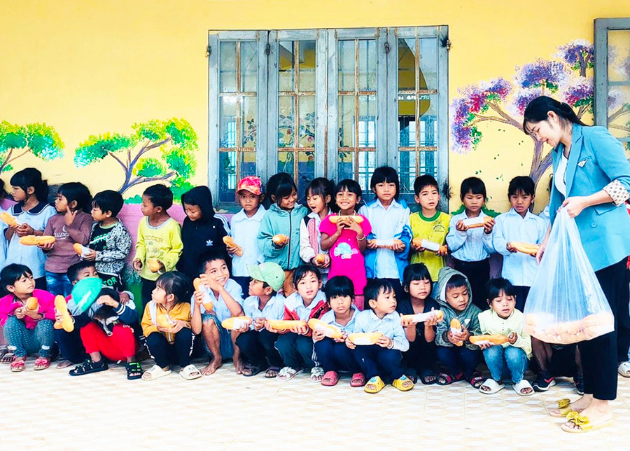 Thầy-cô giáo Trường Tiểu học Lê Văn Tám vận động các nhà hảo tâm hỗ trợ bữa ăn sáng cho học sinh điểm trường làng Kliếc B. Ảnh: Vũ Chi Thầy-cô giáo Trường Tiểu học Lê Văn Tám vận động các nhà hảo tâm hỗ trợ bữa ăn sáng cho học sinh điểm trường làng Kliếc B. Ảnh: Vũ Chi