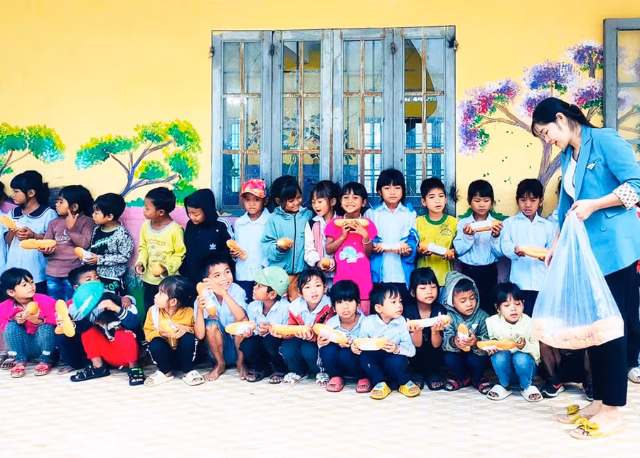 Thầy-cô giáo Trường Tiểu học Lê Văn Tám vận động các nhà hảo tâm hỗ trợ bữa ăn sáng cho học sinh điểm trường làng Kliếc B. Ảnh: Vũ Chi