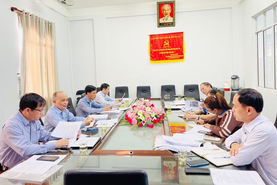 Thành viên Ban Giám khảo tiến hành chấm vòng bán kết cuộc thi. Ảnh: Trần Dung Thành viên Ban tổ chức tiến hành chấm vòng bán kết cuộc thi. Ảnh Trần Dung
