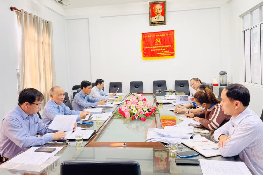 Thành viên Ban tổ chức tiến hành chấm vòng bán kết cuộc thi. Ảnh Trần Dung