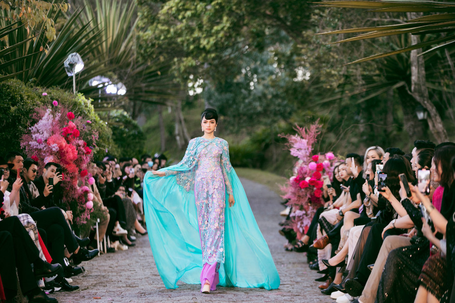 Vốn là người bạn thân thiết của Adrian Anh Tuấn, Hương Giang gây bất ngờ khi xuất hiện trong sự kiện với vai trò kết màn. Cô thể hiện thần thái sắc lạnh, catwalk tự tin dù sàn diễn khó di chuyển. Ảnh: Kiếng Cận