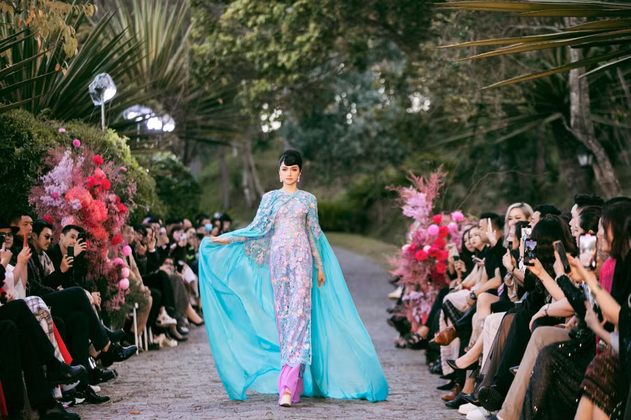 Vốn là người bạn thân thiết của Adrian Anh Tuấn, Hương Giang gây bất ngờ khi xuất hiện trong sự kiện với vai trò kết màn. Cô thể hiện thần thái sắc lạnh, catwalk tự tin dù sàn diễn khó di chuyển. Ảnh: Kiếng Cận