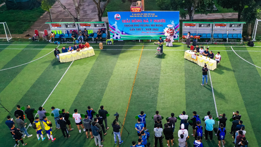 Giải đấu quy tụ 240 cầu thủ của 16 đội bóng tranh tài. Ảnh: Quốc Việt