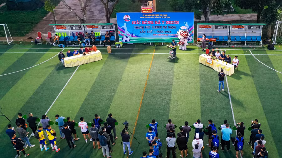 Giải đấu quy tụ 240 cầu thủ của 16 đội bóng tranh tài. Ảnh: Quốc Việt