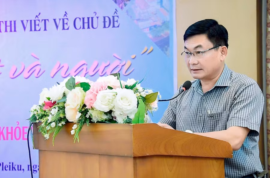 Ông Huỳnh Kiên-Tổng Biên tập Báo Gia Lai phát biểu tại lễ trao giải. Ảnh: Đức Thụy