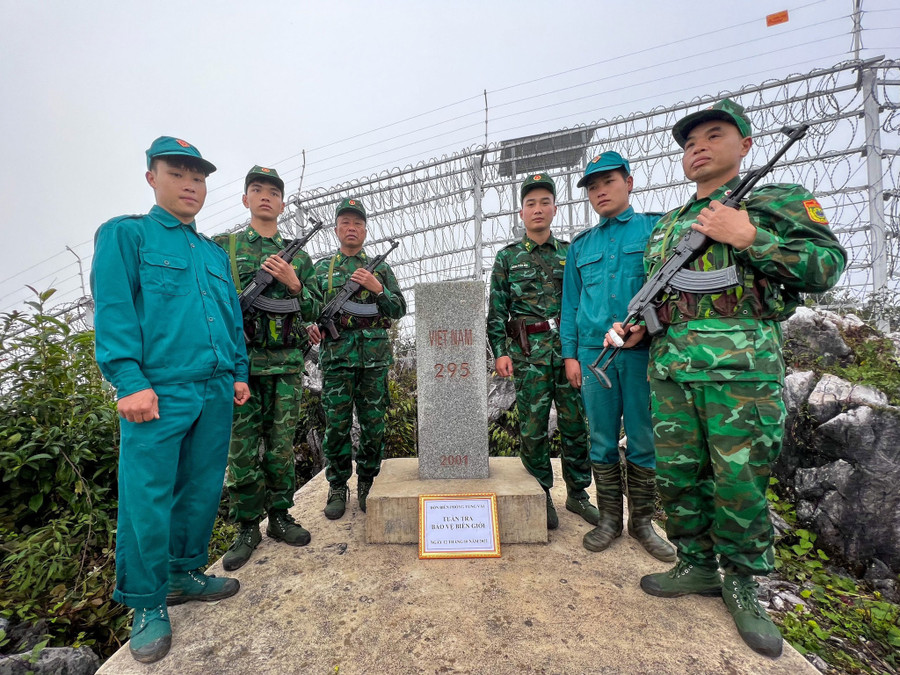 Bộ đội Đồn biên phòng Tùng Vài và dân quân xã Cao Mã Pờ bên mốc giới số 295.