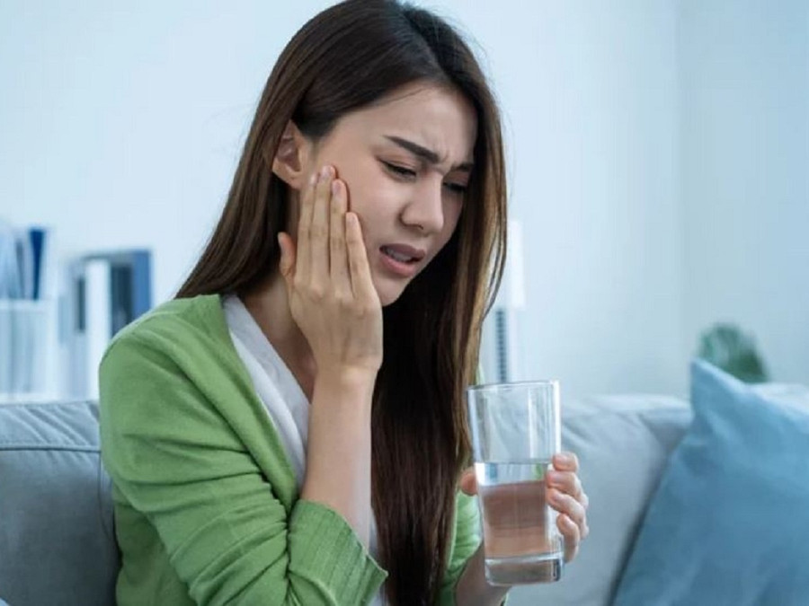 Súc miệng bằng nước muối có thể giúp giảm viêm nhiễm và các cơn đau răng do mảnh thức ăn mắc kẹt trong kẽ răng. Ảnh: Shutterstock