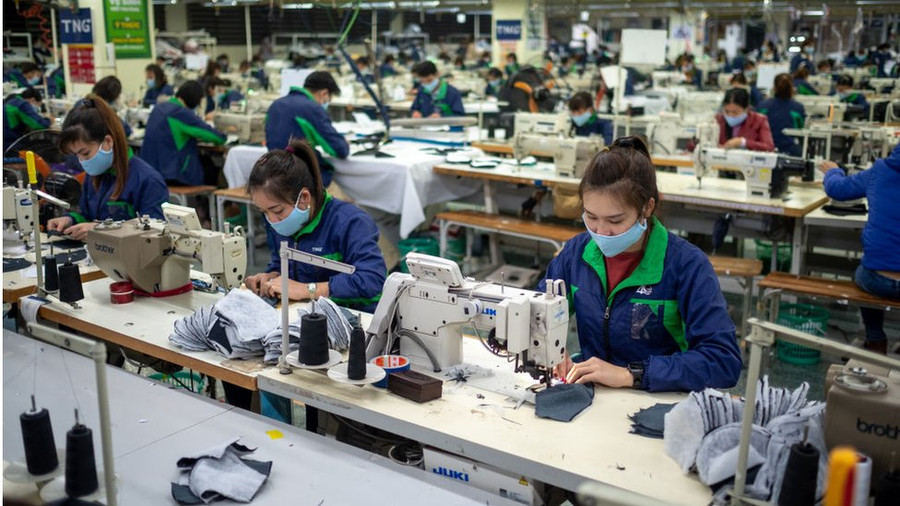 Nghị định 97/2022/NĐ-CP quy định chính sách đối với người lao động dôi dư khi chuyển đổi sở hữu, sắp xếp lại công ty trách nhiệm hữu hạn một thành viên do Nhà nước nắm giữ 100% vốn điều lệ.