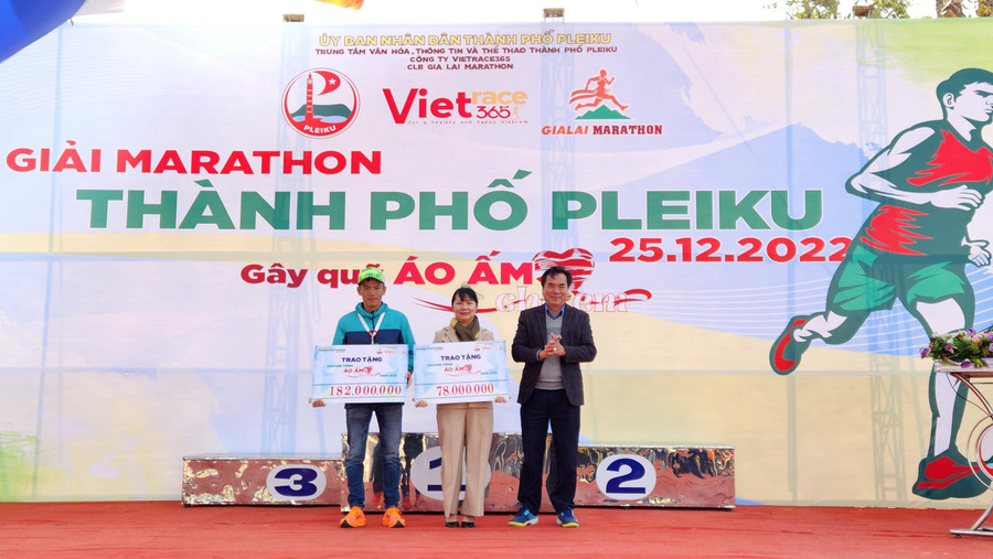 Các VĐV đã quyên góp hàng trăm triệu đồng giúp đỡ trẻ em nghèo. Ảnh: Văn Ngọc